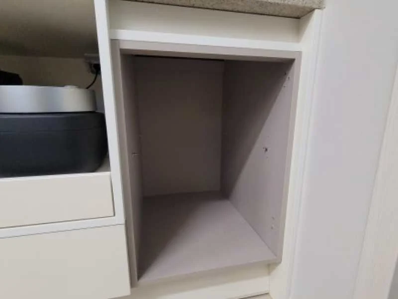 수납장 구조 확인 및 문짝·칸막이 분리