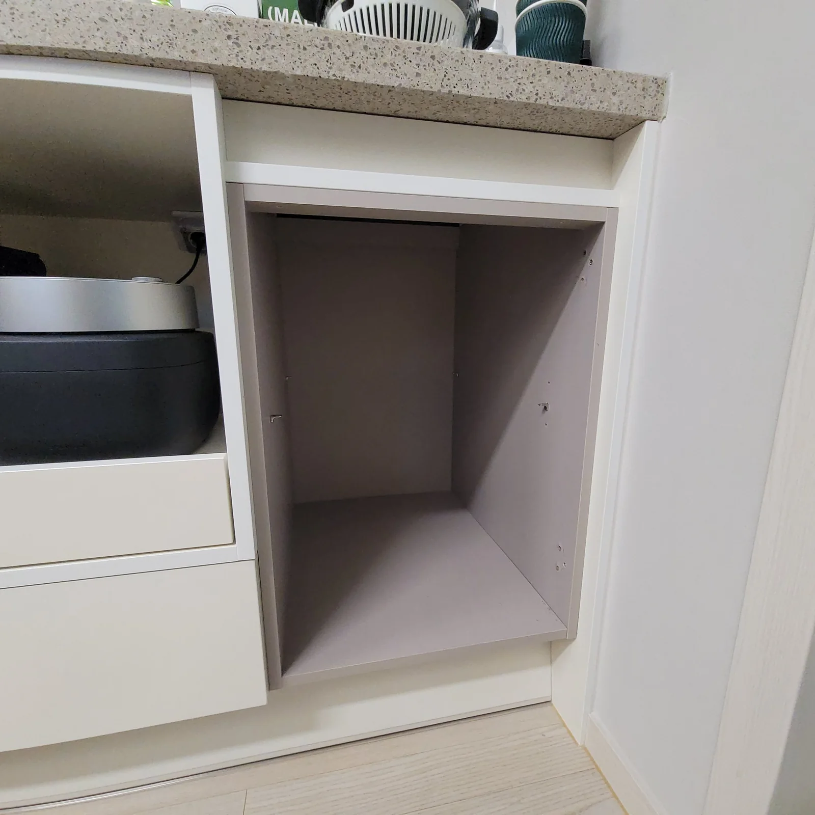 아일랜드 수납장 구조와 로봇청소기·스테이션 크기를 확인하고 문짝과 내부 칸막이를 분리했습니다.