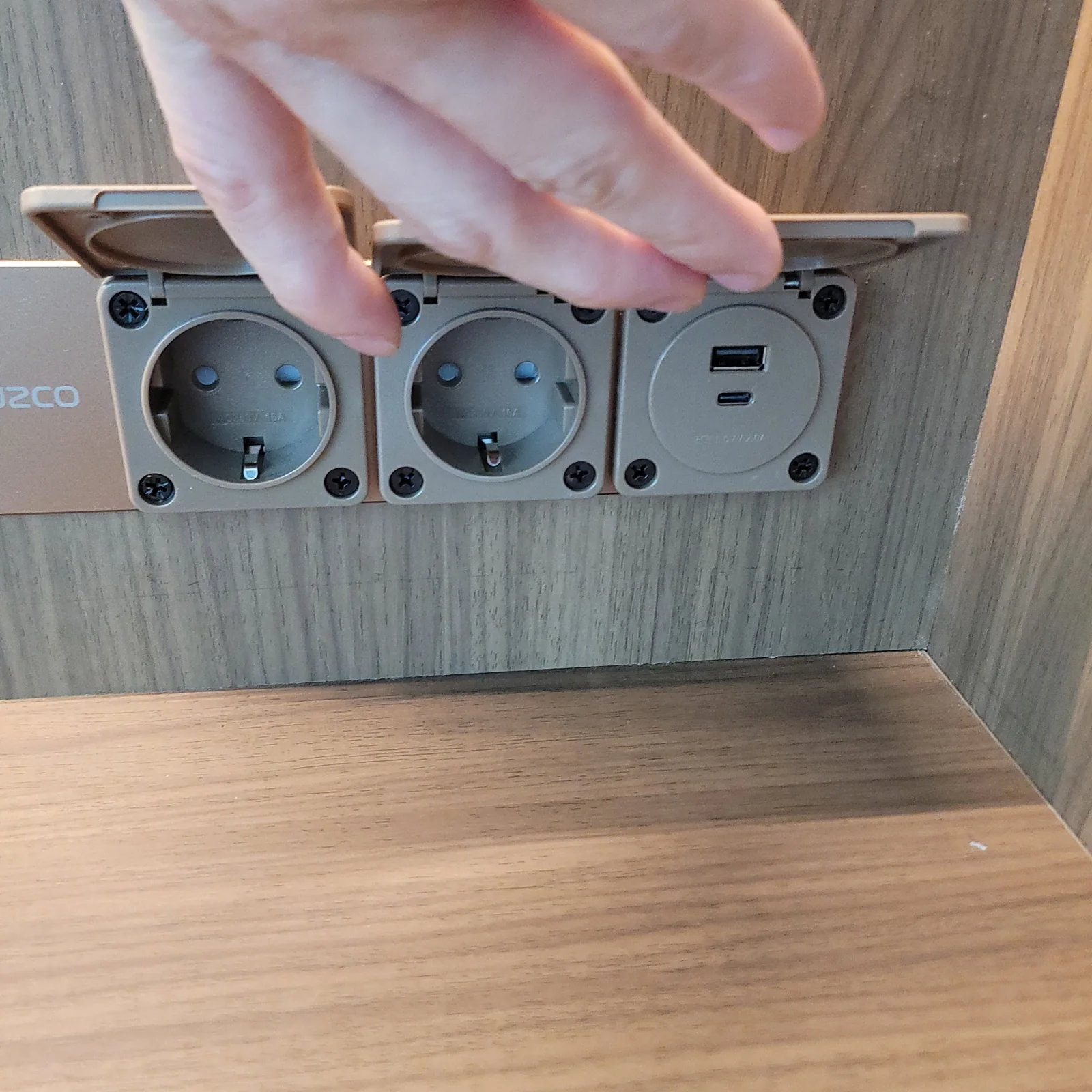 2구와 USB 포트가 있는 콘센트를 매립하고 모션 감지 조명 작동 여부와 전기 전압을 점검했습니다. 전자레인지를 매립 설치한 뒤 외부 마감까지 정리했습니다.